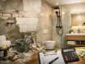 Kalkulacja kosztu remontu łazienki 5m2, uwzględniająca robociznę. Widoczny postęp prac i materiały.