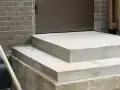 Upadek ze schodów: jakie zewnętrzne przyczyny mogą zaskoczyć?