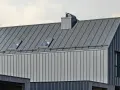 Nowoczesny dach z blachy na rąbek. Sprawdź blacha na rąbek cena m2, by poznać koszt tej eleganckiej i trwałej pokrywy dachowej.