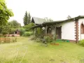 Urokliwa działka rekreacyjna z drewnianą altaną, grillem i meblami ogrodowymi. Idealne miejsce na wypoczynek.