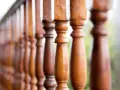 Czym pomalować balustradę drewnianą na zewnątrz, aby przetrwała?