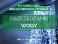 Jak oszczędzać wodę w domu? Obraz pokazuje strumień wody z prysznica, z napisem "Oszczędzanie Wody".