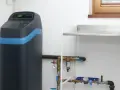Nowoczesna stacja uzdatniania wody, która może znaleźć się w czołówce rankingu. Obok instalacja wodna i zlew.