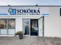 Elegancki salon okien i drzwi Sókółka z otwartymi drzwiami.