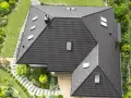 Dach naczółkowy: poznaj jego zalety, wady i zastosowanie w architekturze