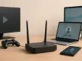 Router, laptop, telefon, monitor i pad do gier. Idealny zestaw, by wybrać, jaki internet do domu będzie najlepszy do rozrywki i pracy.