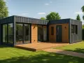 Nowoczesny dom z kontenerów 100m2. Cena przystępna, idealny na działkę. Drewniany taras i duże okna.