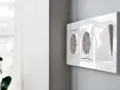 Nowoczesne gniazdka elektryczne w białej ramce. Sprawdź, jaka jest montaż gniazdka cena i odmień swoje wnętrze.