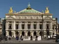 Opera Garnier w Paryżu, przykład historyzmu, z bogatymi zdobieniami i złotymi rzeźbami.