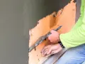 Nakładanie tynku cementowo-wapiennego na siatkę zbrojeniową. Sprawdź aktualną tynki cementowo wapienne cenę.