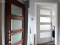Przed i po: ciemnobrązowe drzwi wewnętrzne z przeszkleniami przemalowane na biało.