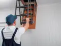 Ile kosztuje montaż schodów strychowych? Poznaj ukryte wydatki!