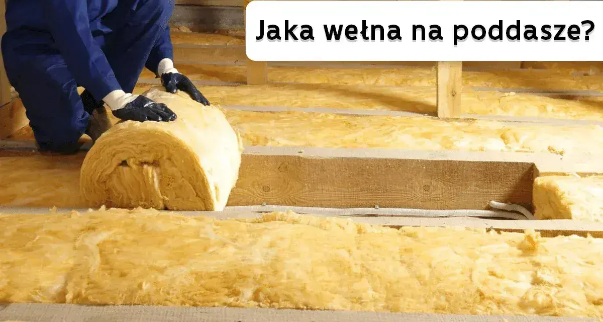 Ocieplanie poddasza wełną mineralną. Pracownik układa rolkę izolacji między drewnianymi belkami.