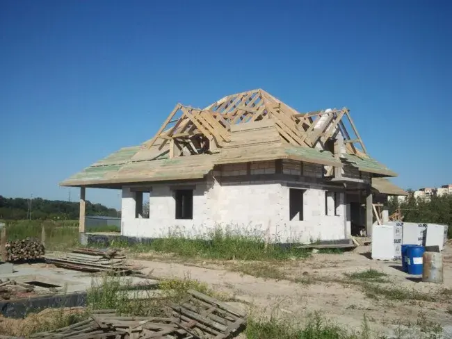 Deskowanie dachu czy warto? Zobacz, co zyskasz i unikniesz strat