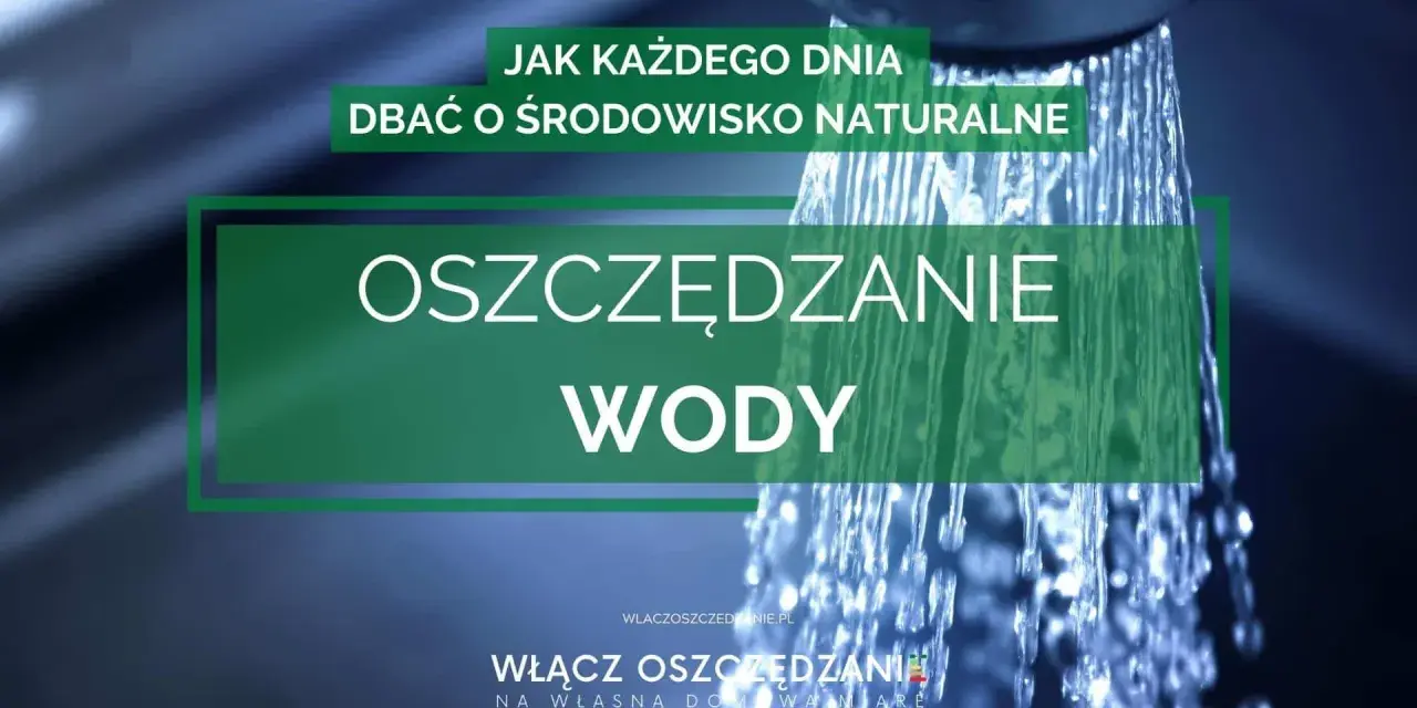 Jak oszczędzać wodę w domu? Obraz pokazuje strumień wody z prysznica, z napisem "Oszczędzanie Wody".