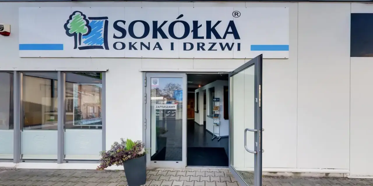 Elegancki salon okien i drzwi Sókółka z otwartymi drzwiami.