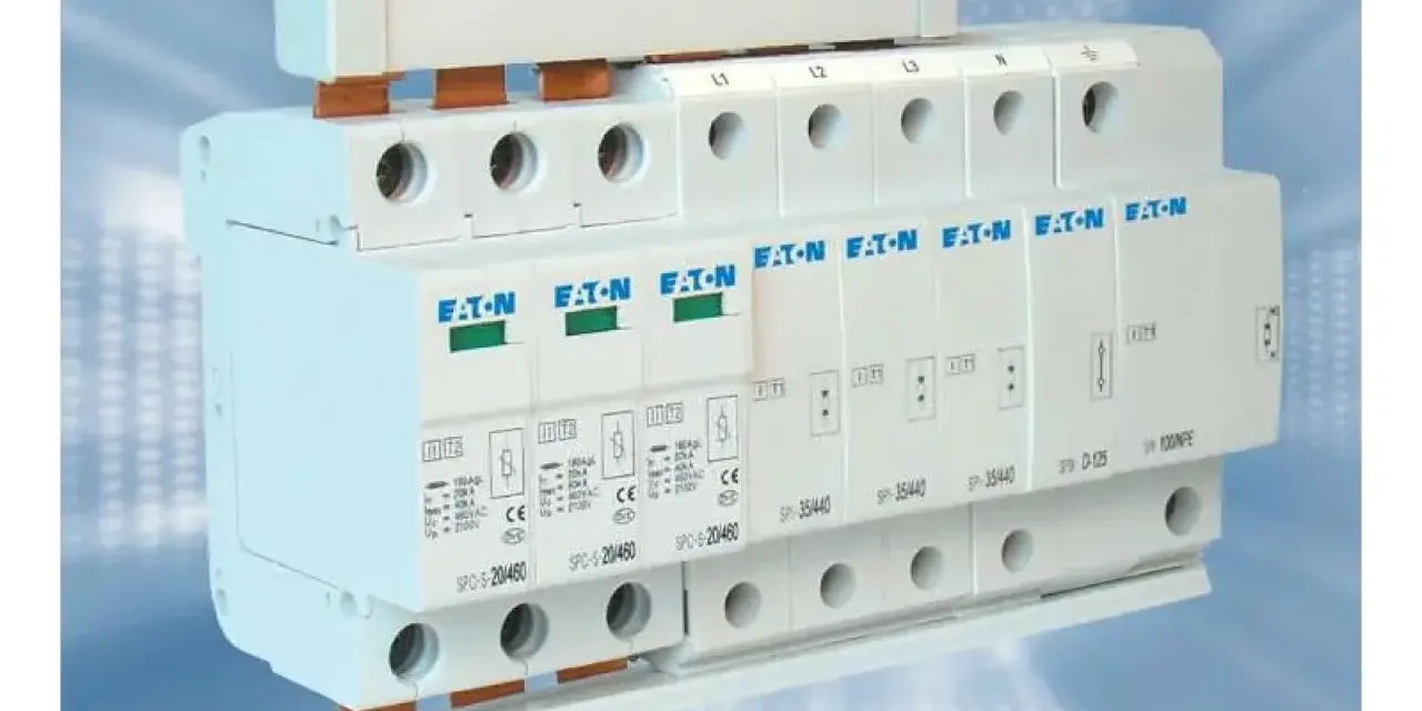 Biała przepięciówka Eaton z oznaczeniami L1, L2, L3, N. Urządzenie chroni instalację elektryczną przed przepięciami.