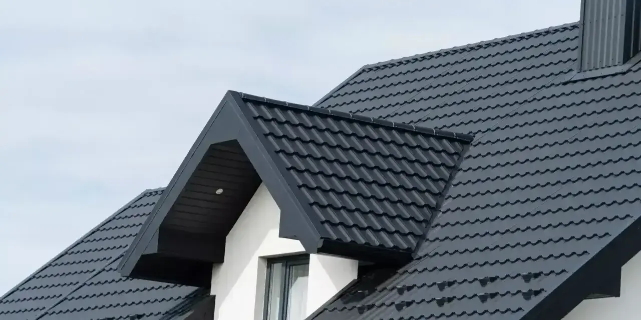 Nowy, ciemnoszary dach z blachy falistej, gotowy na wymianę dachu. Elegancki i nowoczesny wygląd domu.
