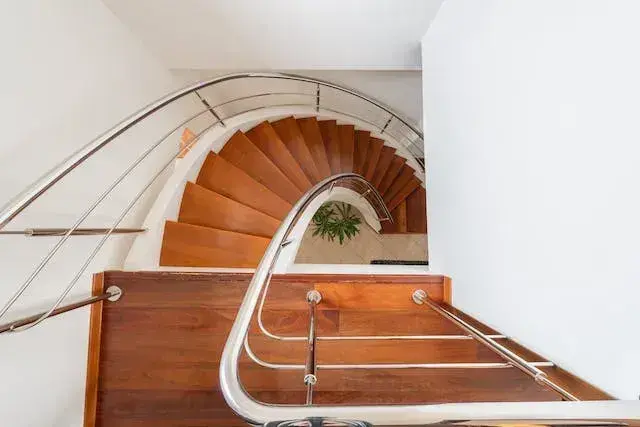 Co ile słupek balustrady? Kluczowe zasady i normy budowlane