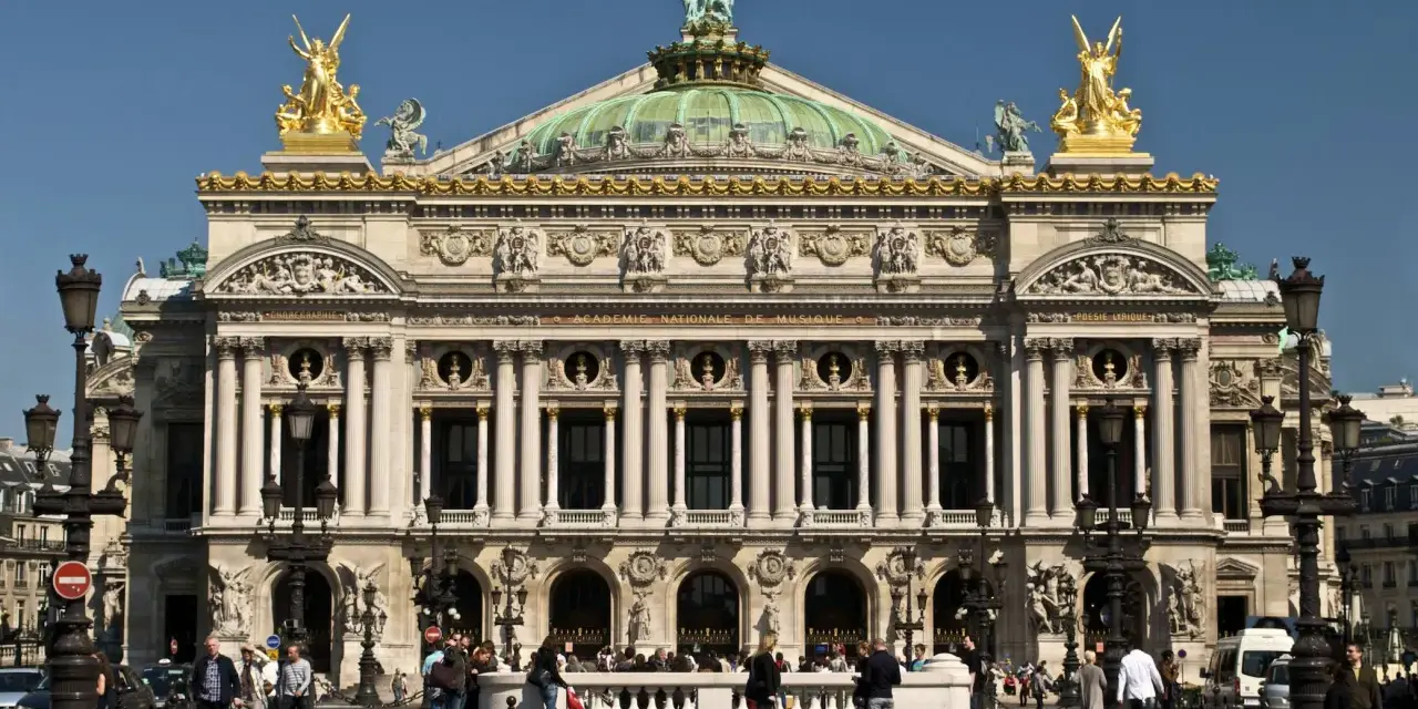 Opera Garnier w Paryżu, przykład historyzmu, z bogatymi zdobieniami i złotymi rzeźbami.