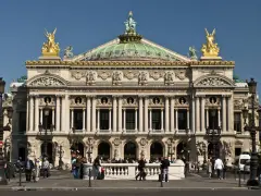 Opera Garnier w Paryżu, przykład historyzmu, z bogatymi zdobieniami i złotymi rzeźbami.