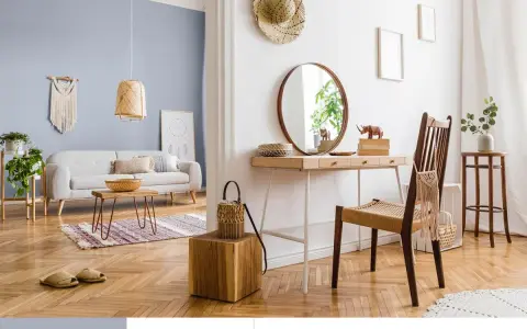Przytulny salon z sofą i stolikiem kawowym, a obok toaletka z lustrem. Wnętrze emanuje ciepłe kolory drewna i naturalnych materiałów.