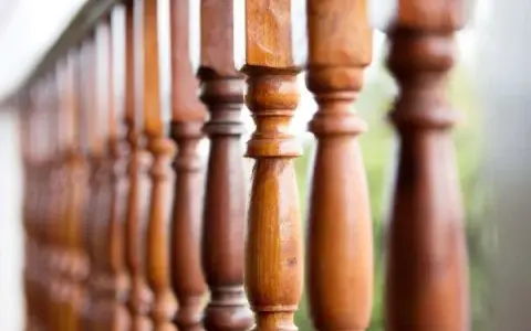 Czym pomalować balustradę drewnianą na zewnątrz, aby przetrwała?