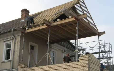 Ile kosztuje podniesienie dachu? Sprawdź, co wpływa na cenę