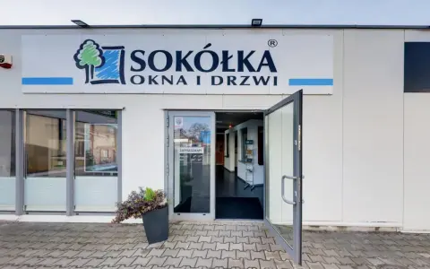 Elegancki salon okien i drzwi Sókółka z otwartymi drzwiami.