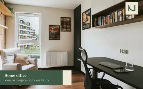 Nowoczesne domowe biuro z wygodnym fotelem, biurkiem i inspirującymi plakatami. Idealne miejsce, by efektywnie pracować.