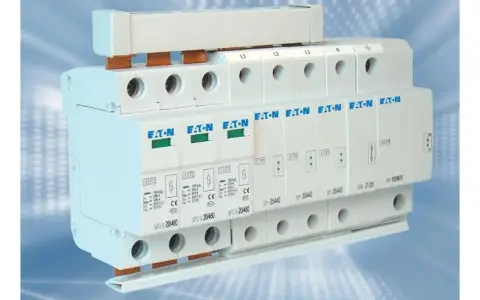 Biała przepięciówka Eaton z oznaczeniami L1, L2, L3, N. Urządzenie chroni instalację elektryczną przed przepięciami.