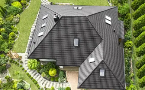 Dach naczółkowy: poznaj jego zalety, wady i zastosowanie w architekturze