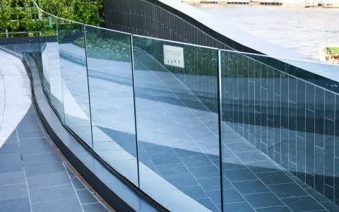 Jaka grubość szkła na balustradę? Kluczowe informacje i zasady bezpieczeństwa