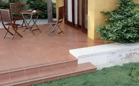 Jaki klej na schody zewnętrzne, aby uniknąć odpadania płytek?