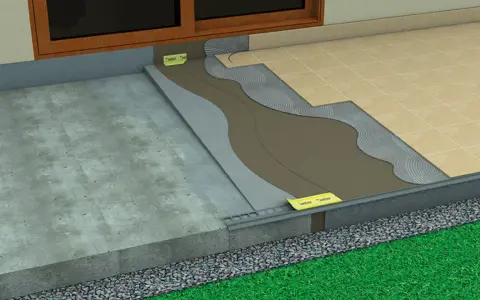Warstwy hydroizolacji balkonu pod płytkami. Widoczny beton, membrana, klej i płytki.