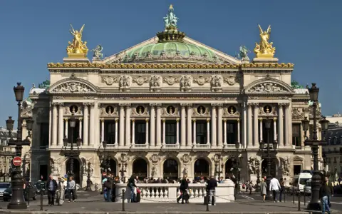 Opera Garnier w Paryżu, przykład historyzmu, z bogatymi zdobieniami i złotymi rzeźbami.
