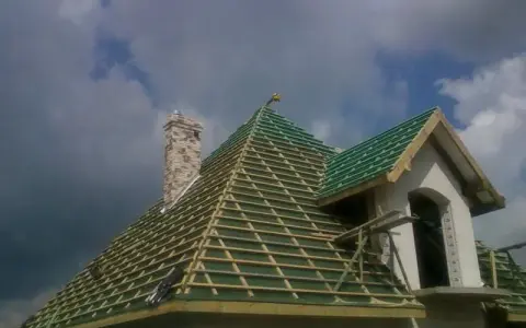 Kto naprawdę robi wiechę na dach? Poznaj tradycję i rolę cieśli