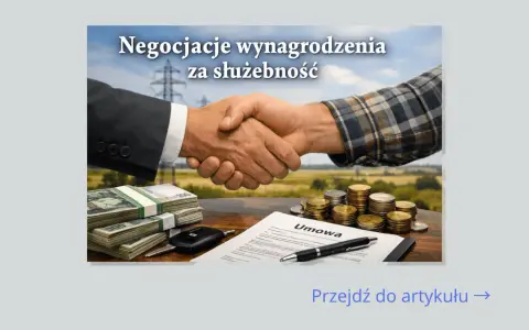 Uścisk dłoni symbolizuje negocjacje wynagrodzenia za służebność przesyłu. Na stole stosy pieniędzy, monety, umowa i kluczyki do auta.