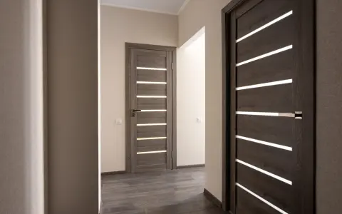 Nowoczesne drzwi z poziomymi przeszkleniami, idealne do otworu pod drzwi 80.