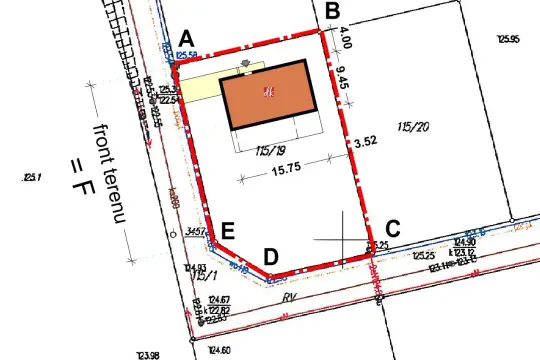 Plan działki z zaznaczonym budynkiem i wymiarami. Określono tu powierzchnię zabudowy oraz granice terenu.