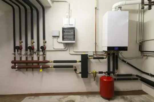Nowoczesny kocioł gazowy z pompami obiegowymi i instalacją rurową, zapewniający efektywne ogrzewanie gazowe.