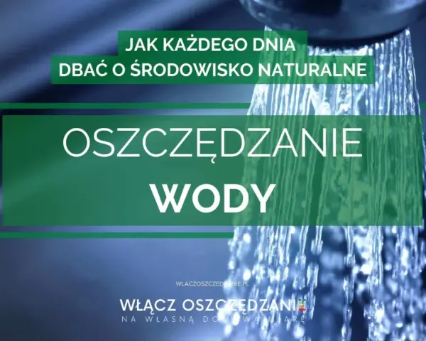 Jak oszczędzać wodę w domu? Obraz pokazuje strumień wody z prysznica, z napisem "Oszczędzanie Wody".