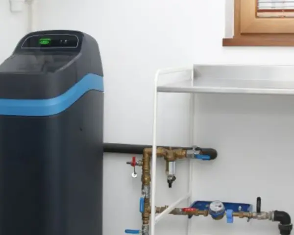 Nowoczesna stacja uzdatniania wody, która może znaleźć się w czołówce rankingu. Obok instalacja wodna i zlew.