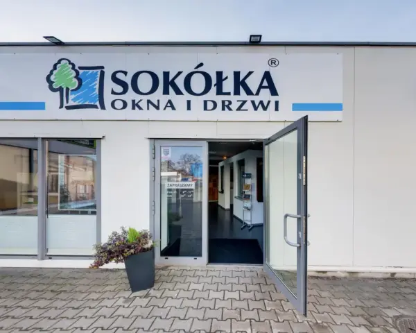 Elegancki salon okien i drzwi Sókółka z otwartymi drzwiami.