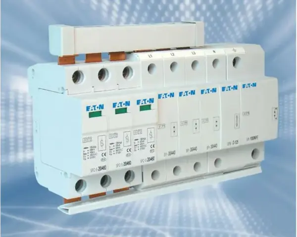 Biała przepięciówka Eaton z oznaczeniami L1, L2, L3, N. Urządzenie chroni instalację elektryczną przed przepięciami.