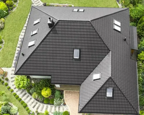 Dach naczółkowy: poznaj jego zalety, wady i zastosowanie w architekturze