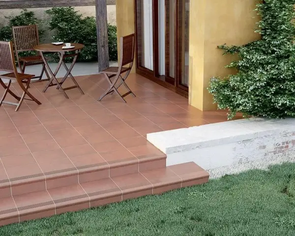 Jaki klej na schody zewnętrzne, aby uniknąć odpadania płytek?