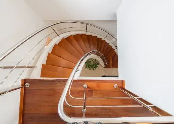 Co ile słupek balustrady? Kluczowe zasady i normy budowlane
