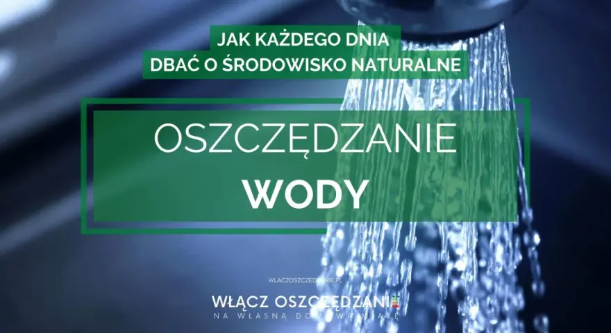 Jak oszczędzać wodę w domu? Obraz pokazuje strumień wody z prysznica, z napisem "Oszczędzanie Wody".