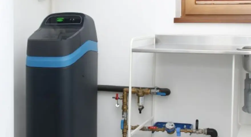 Nowoczesna stacja uzdatniania wody, która może znaleźć się w czołówce rankingu. Obok instalacja wodna i zlew.